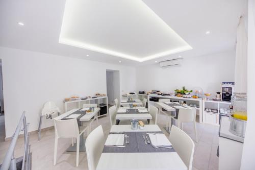 Un restaurante o sitio para comer en Ossuna Bay Hotel Boutique