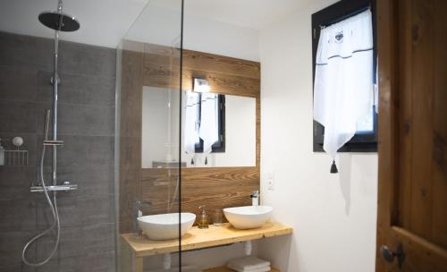 een badkamer met 2 wastafels en een douche bij Le Passe Montagne in Uvernet