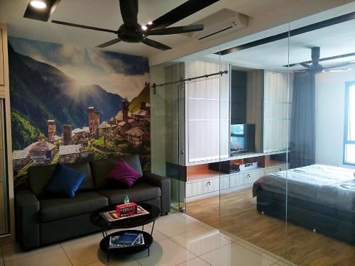 sala de estar con sofá y dormitorio en 夏天文艺时尚民宿 沙登区, en Kuala Lumpur