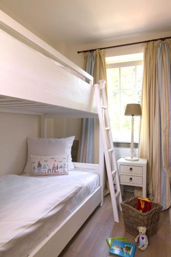 a bedroom with a bunk bed with a ladder at von Deska Townhouses - Ivy House in Hamburg