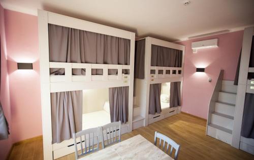 מיטה או מיטות קומותיים בחדר ב-Hostel Ester House