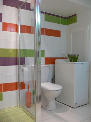 アメリー・レ・バン・パラルダにあるLes Mimosasのバスルーム(トイレ、シャワー付)