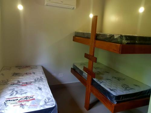 Un ou plusieurs lits superposés dans un hébergement de l'établissement Condominio Fechado das Maritacas - Praia do Curral - Ilhabela - Sp