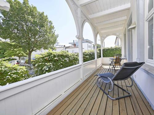 einen Schaukelstuhl auf einer Veranda mit Aussicht in der Unterkunft Villa Concordia - WG01 "Lohme", strandnah in Binz