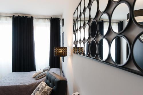 トゥールーズにあるBlack Loft Ramblas Centre Toulouseのベッドルーム1室(壁に鏡がたくさん)