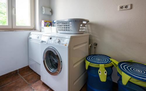 a washing machine with a basket on top of it at Villa Lipa in Krnica