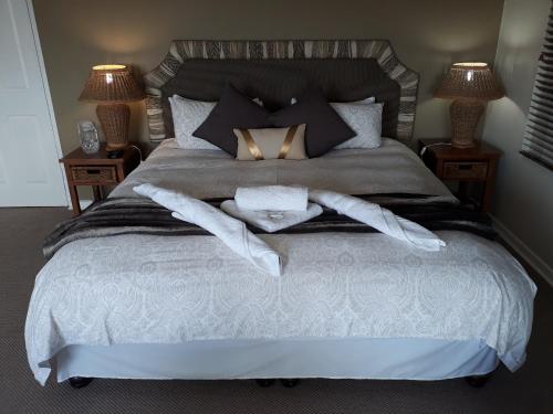 En eller flere senge i et værelse på Bella Vista Guest House