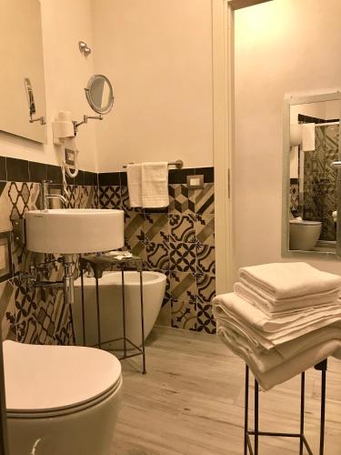 a bathroom with a sink and a toilet and a tub at B&B Casa Gaia in Città della Pieve