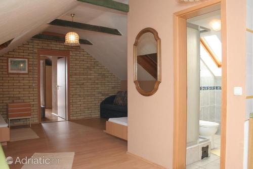 ein Wohnzimmer mit einem Wandspiegel in der Unterkunft Apartmani Slavonija in Orebić