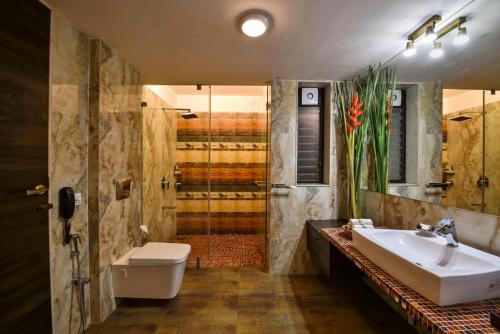 Et badeværelse på The Fern Samali Resort