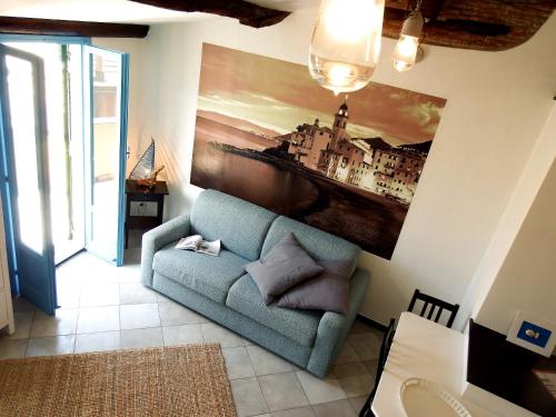 a living room with a couch and a painting on the wall at SilMar in Camogli