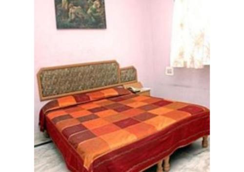 Una cama en una habitación con un patrón de tablero de ajedrez. en Hotel siddarth en Udaipur