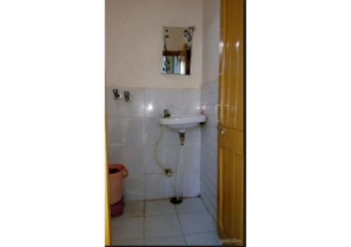 y baño con lavabo y aseo. en Hotel siddarth en Udaipur
