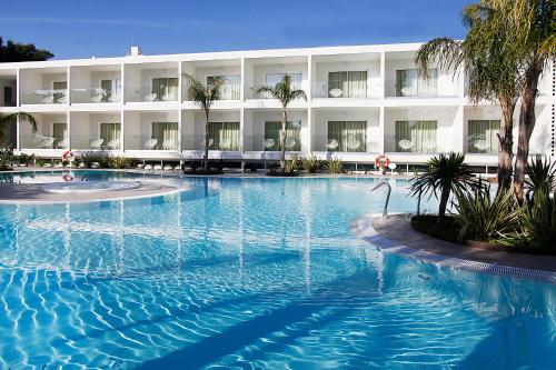 una gran piscina frente a un hotel en BG Caballero en Playa de Palma