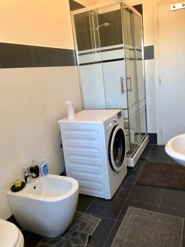 a bathroom with a washing machine and a sink at Casa vacanze in Terracina
