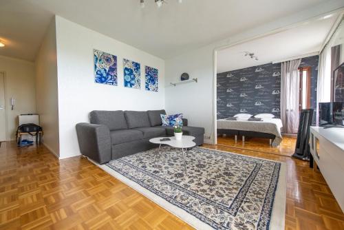 sala de estar con sofá y mesa en Mikkeli Citycenter apartment with sauna, en Mikkeli