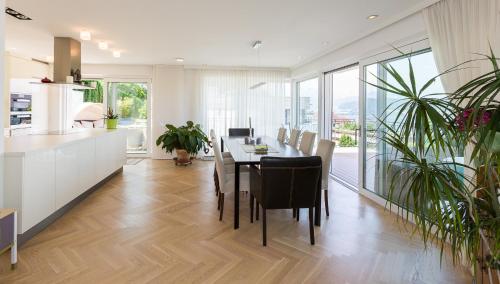 a kitchen and dining room with a table and chairs at Apartments Villa Traunseeblick in Gmunden