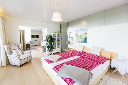 ein Schlafzimmer mit einem großen Bett mit einer roten Decke in der Unterkunft Apartments Villa Traunseeblick in Gmunden