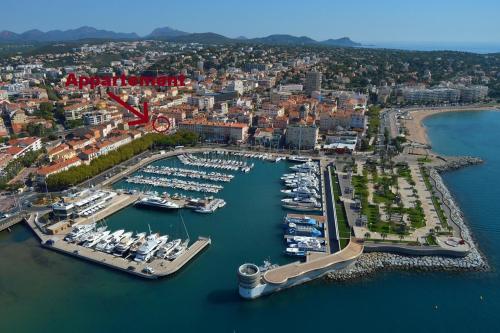 une vue aérienne d'une marina avec des bateaux dans l'eau dans l'établissement Petit Vauban, à Saint-Raphaël