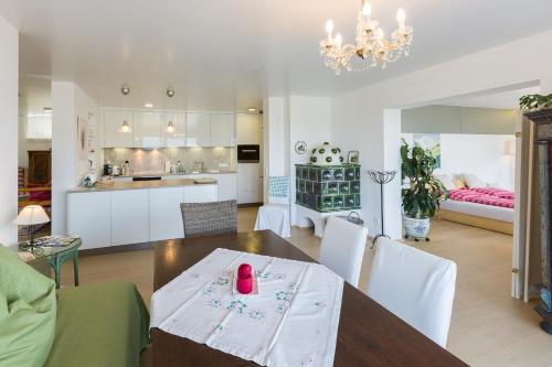 a dining room and kitchen with a table and chairs at Apartments Villa Traunseeblick in Gmunden