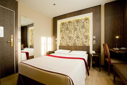 Giường trong phòng chung tại Central Hotel Paris