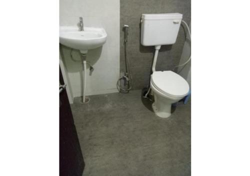 łazienka z toaletą i umywalką w obiekcie Budget Hotel near Bus Stand w mieście Udaipur