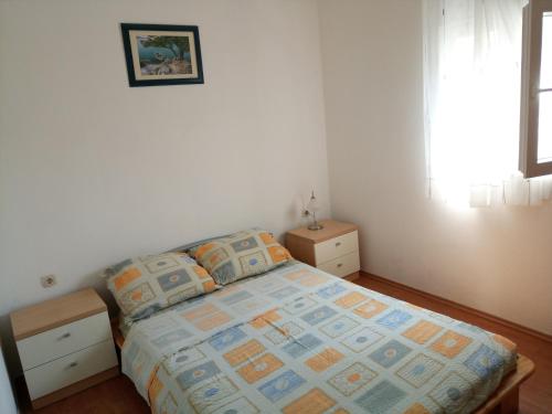 um quarto com uma cama e uma janela em Studio Apartment em Rogoznica