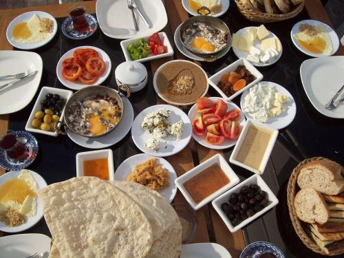 una mesa cubierta con muchos platos de comida en Best Fulya Suites, en Estambul