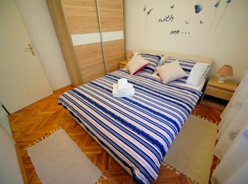 Un pat sau paturi într-o cameră la Green Garden Apartment