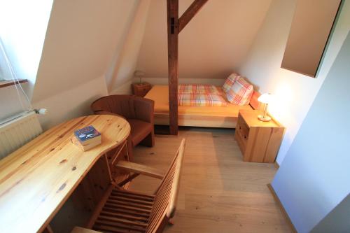 Zimmer mit einem Tisch und einem Bett in einem Zimmer in der Unterkunft Haus Victoria in Marburg an der Lahn