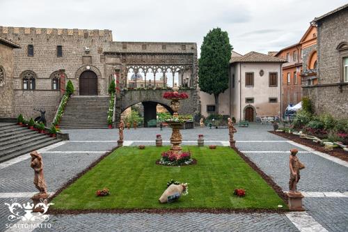 a courtyard with a fountain in front of a building at Hotel Italia & Lombardi in Montefiascone