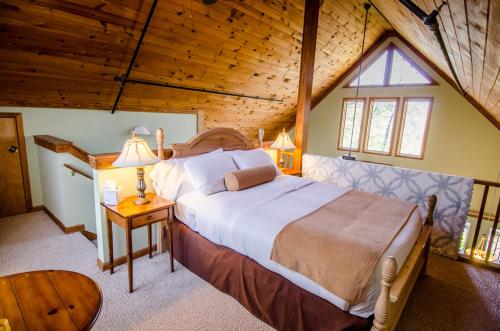 a bedroom with a large bed in a cabin at Asheville Cabins of Willow Winds in Asheville
