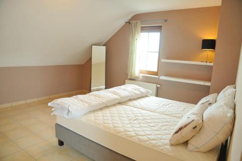 Un pat sau paturi într-o cameră la Villa Bardot
