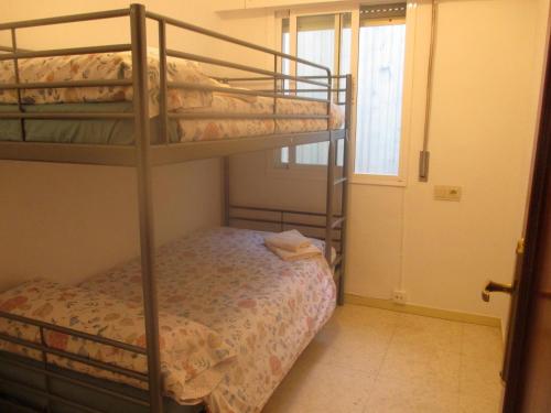 セビリアにあるAmplio Apartamento Casco Historicoのベッドルーム1室(二段ベッド2台、小型ベッド1台付)