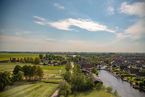 uma vista para uma cidade com um rio e casas em Watertorenhotel Nes em Nes