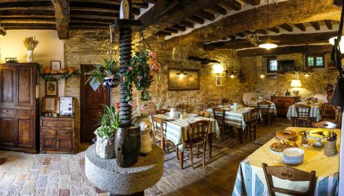 un ristorante con tavoli e sedie in una stanza di Agriturismo Casale Dei Frontini a San Terenziano