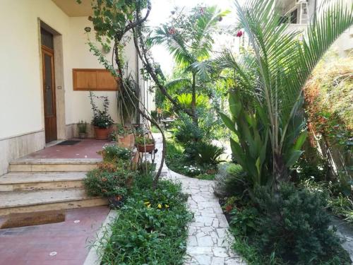 ein Haus mit einem Garten mit Pflanzen und Treppen in der Unterkunft Da Teresa in Siderno Marina