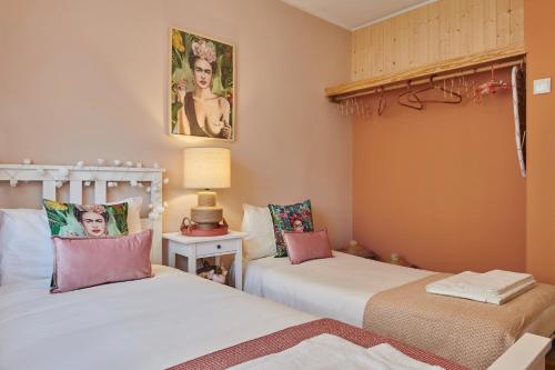 1 dormitorio con 2 camas y mesa con lámpara en Alma ao Sol - Sunny Apartment, en Oporto