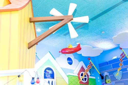 アルトンにあるCBeebies Land Hotelのおもちゃの飛行機とおもちゃの家が飾られた天井