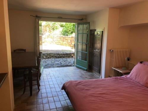 Giường trong phòng chung tại Le Mas Dormant en Provence