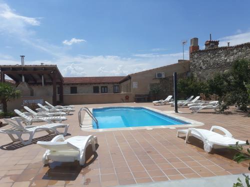 una piscina con tumbonas y una piscina en El Pilar de Don Gregorio, en Pereruela