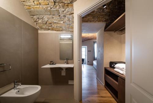 A bathroom at Relais San Vigilio al Castello