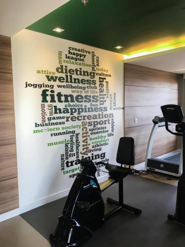 a gym with a wall with words on it at Mercure Sao Caetano do Sul in São Caetano do Sul