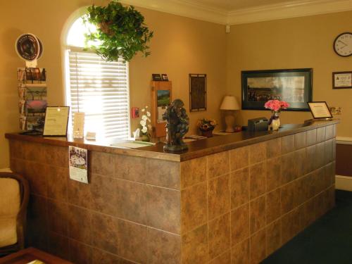 un mostrador de recepción en un hotel con una zona en la pared en Beau Rivage Golf and Resort, en Wilmington