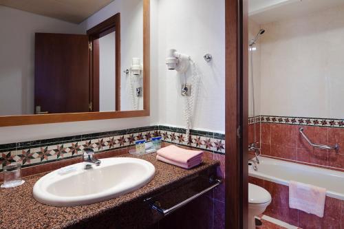 uma casa de banho com um lavatório e um chuveiro em Playacanela na Isla Canela