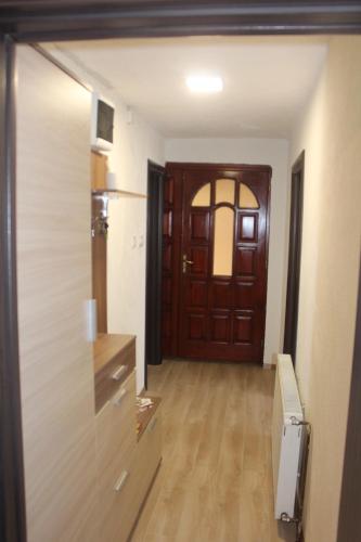 Habitación vacía con puerta y habitación con suelo de madera. en Vuk Popovic en Žabljak