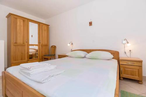 a bedroom with a bed with white sheets and pillows at Casa Limone in Belej