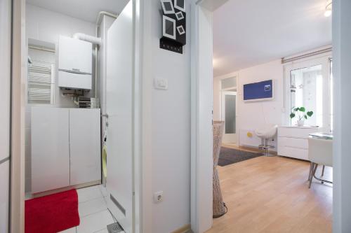Cozy & Modern Studio with Balcony