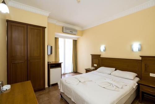 Un pat sau paturi într-o cameră la Miray Hotel