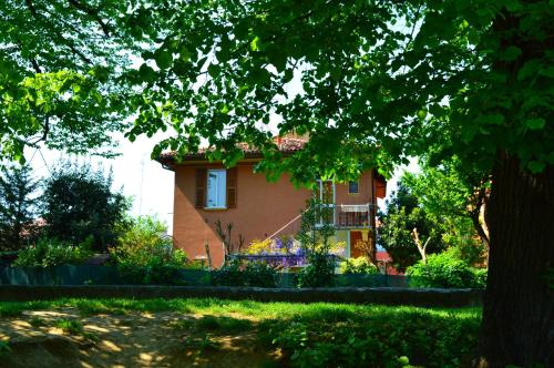 A garden outside Il Giardino Nel Parco R&B